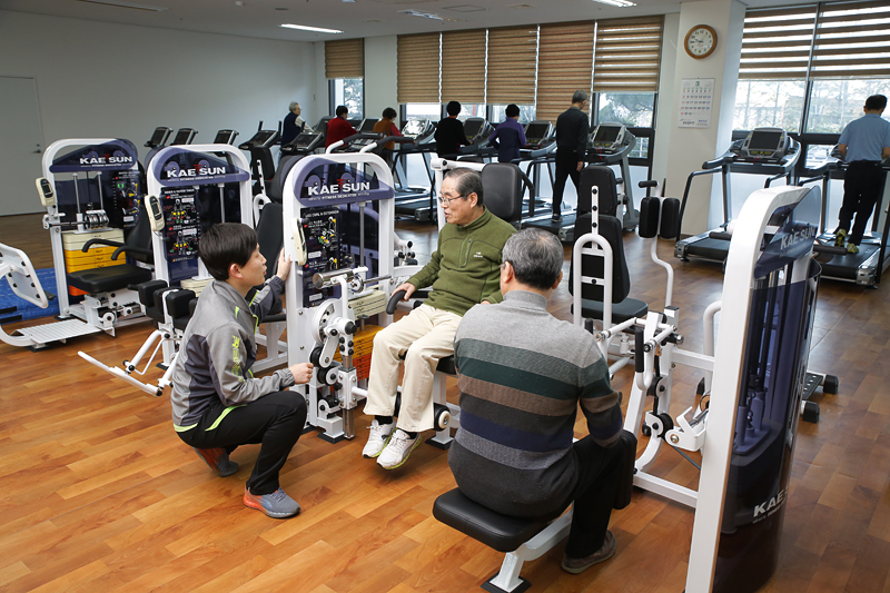 운동기구를 이용하는 모습과 운동실 내부